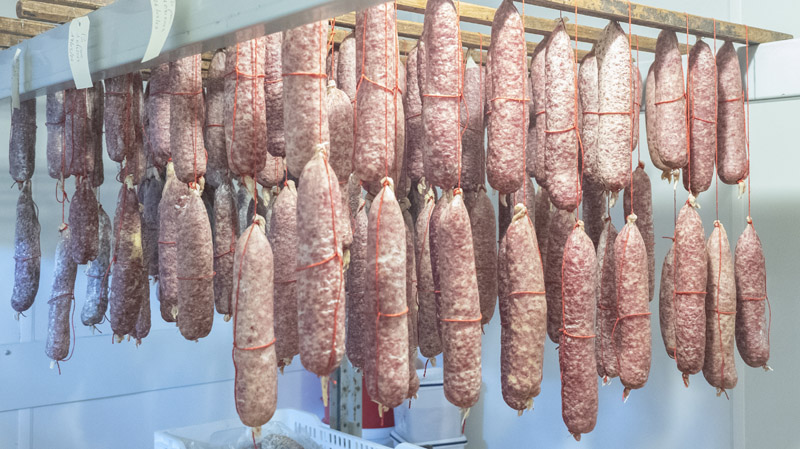 Qu'est-ce que la boucherie et quelles sont les différentes viandes et coupes disponibles chez un boucher traditionnel à Meursault ?